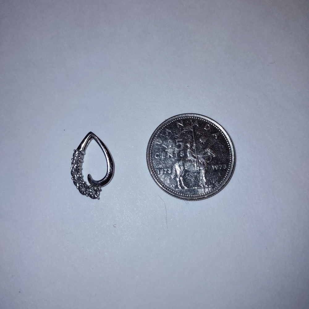 18K  white gold  diamond pendant
